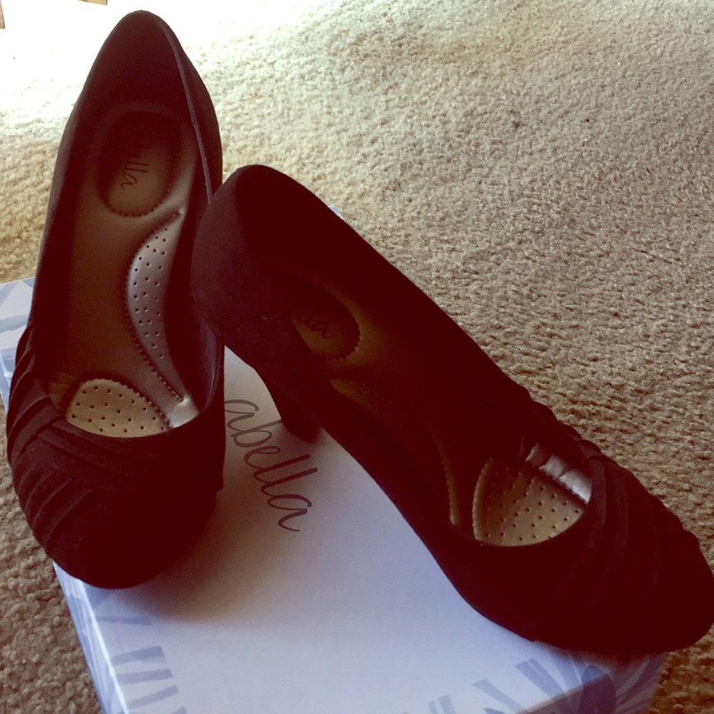 Black pumps